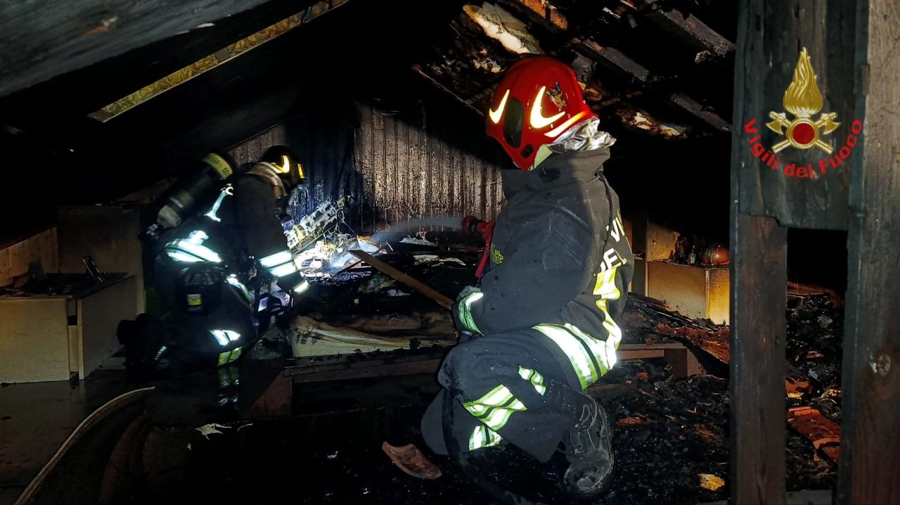 A fuoco il tetto di un’abitazione: Vigili del Fuoco sul posto