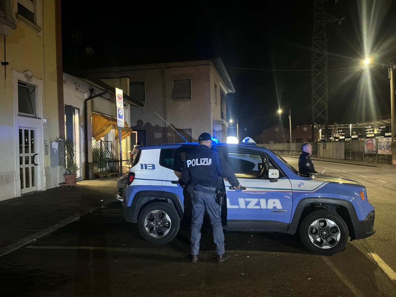 Nuovo blitz della Polizia in stazione a Carnate: nel mirino spacciatori e negozi non a norma