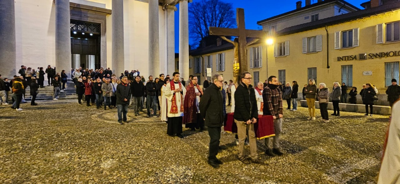 La Via Crucis all’alba sveglia la città nella mattina del Sabato Santo