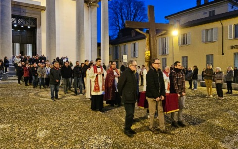 La Via Crucis all’alba sveglia la città nella mattina del Sabato Santo