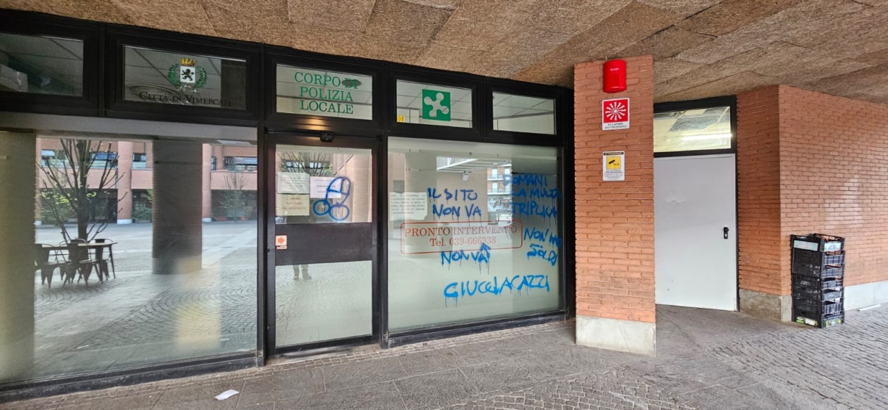 Scritte shock contro i vigili: vandalizzata la sede della Polizia locale