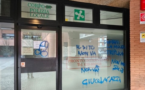 Scritte shock contro i vigili: vandalizzata la sede della Polizia locale