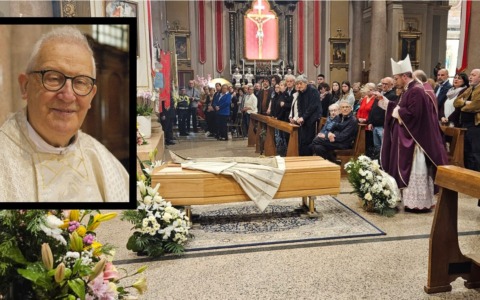 “Voi siete il mio testamento vivente”: Lesmo si ferma per l’ultimo saluto all’amato parroco