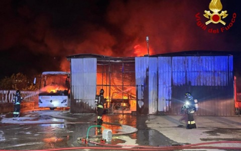 Maxi incendio nel deposito: in fiamme i mezzi, collassata la struttura