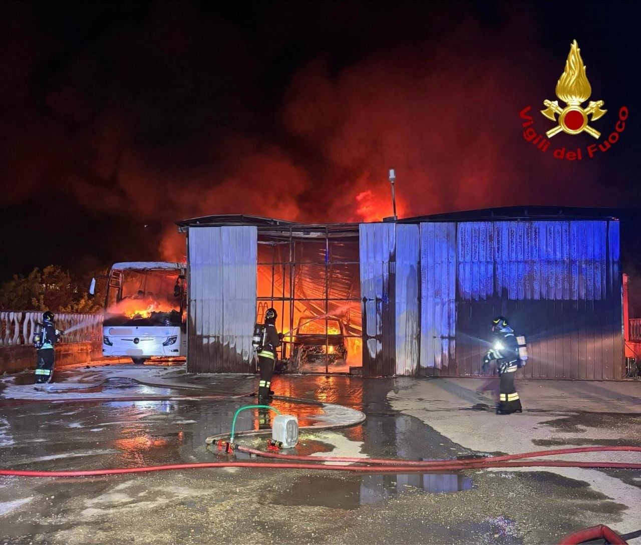 Maxi incendio nel deposito: in fiamme i mezzi, collassata la struttura