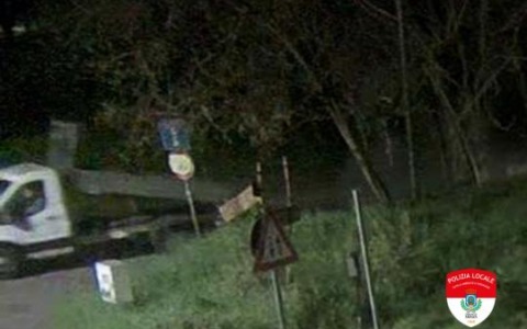 Famiglia trasloca e si libera dei rifiuti scaricandoli per strada