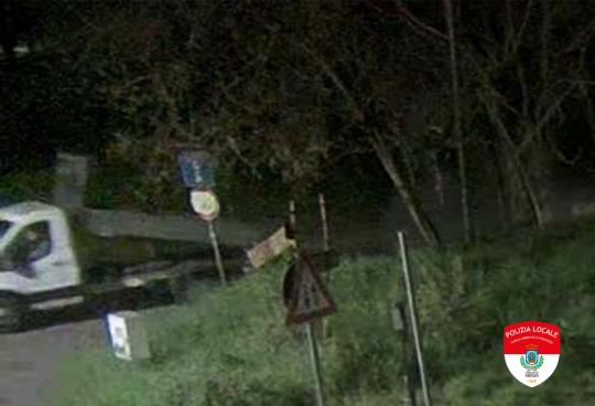 Famiglia trasloca e si libera dei rifiuti scaricandoli per strada