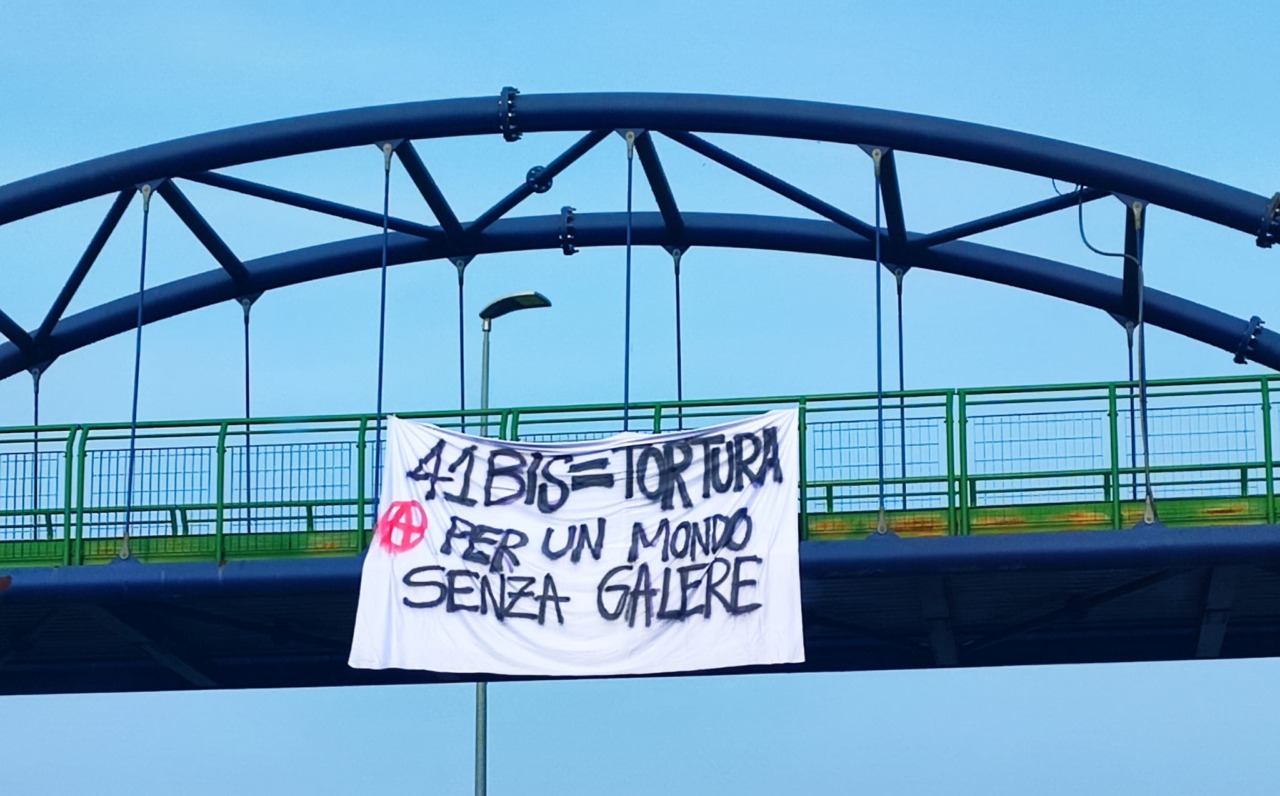 Striscione anarchico sul sovrappasso pedonale di viale Stucchi