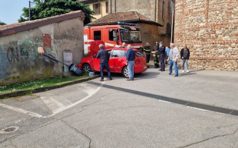 Perde il controllo dell’auto, investe un pedone e si schianta contro il muro