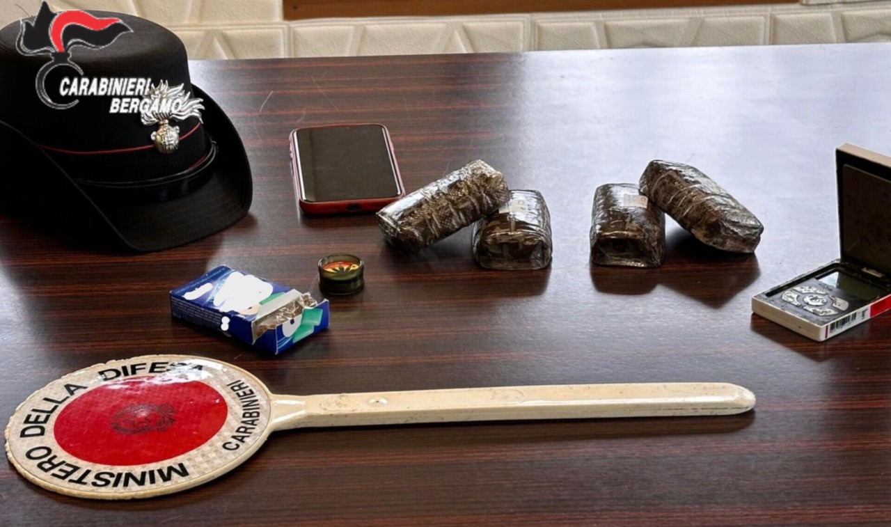 Vendeva droga ai compagni di scuola, 18enne finisce in manette