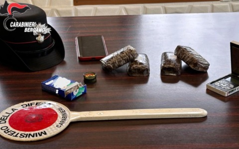 Vendeva droga ai compagni di scuola, 18enne finisce in manette