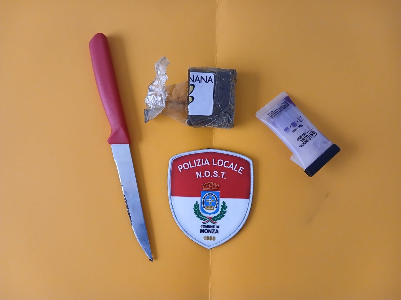 Hashish e coltello da cucina in tasca: fermato e denunciato