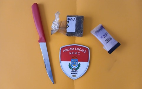 Hashish e coltello da cucina in tasca: fermato e denunciato