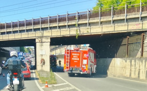 Rimosso striscione dal sottopasso di viale Libertà: traffico in tilt