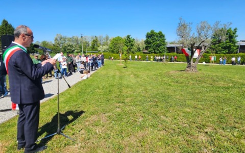Il Giardino della Memoria si arricchisce: ecco il faggio in ricordo della Liberazione