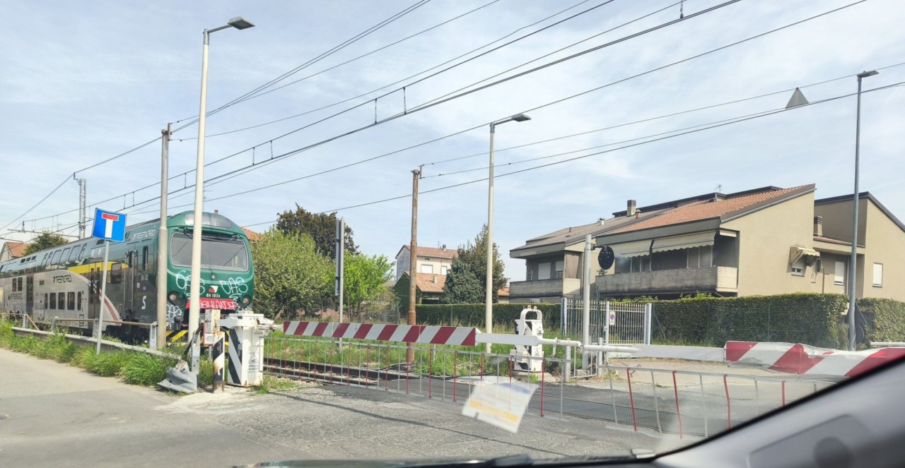 Danneggia la sbarra del passaggio a livello: treni fermi e traffico in tilt