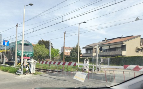 Danneggia la sbarra del passaggio a livello: treni fermi e traffico in tilt
