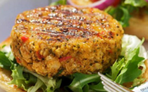 A scuola burger di fagioli e ragù di legumi, il nuovo menù fa discutere