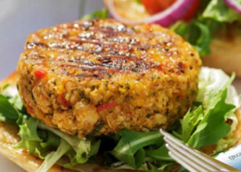 A scuola burger di fagioli e ragù di legumi, il nuovo menù fa discutere