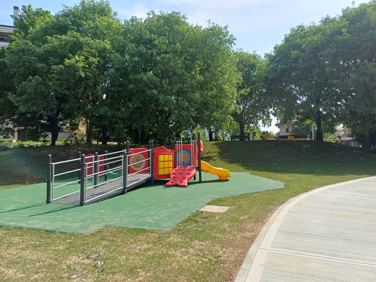 Terminati i lavori per la nuova area verde di via Adda: parco giochi, area cani e campo sportivo