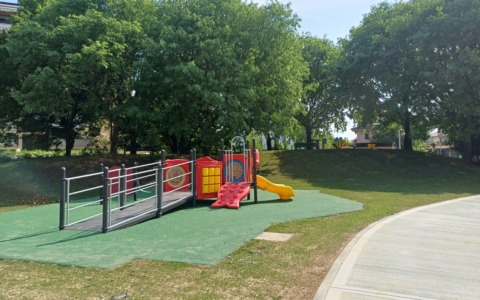 Terminati i lavori per la nuova area verde di via Adda: parco giochi, area cani e campo sportivo