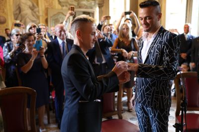 Confessa gli insulti omofobi, ma il giudice non può condannarlo