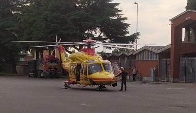 Papà e figlioletto investiti sulle strisce pedonali, atterra l’elisoccorso