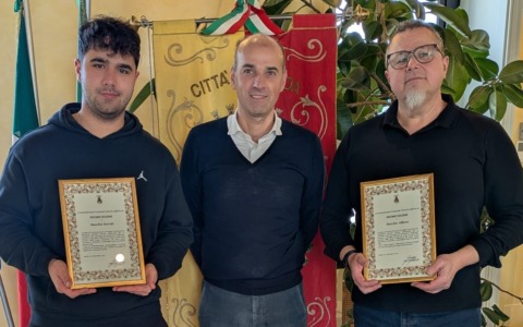 Salvarono una persona dalla furia del Tarò: encomio solenne a padre e figlio