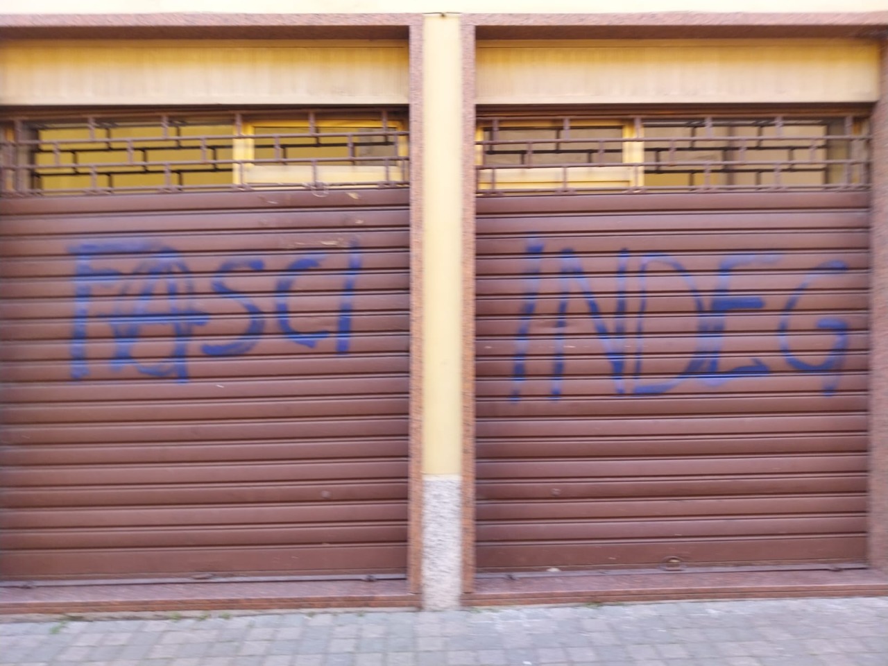 Imbrattate le sedi di Forza Italia e Indipendenza