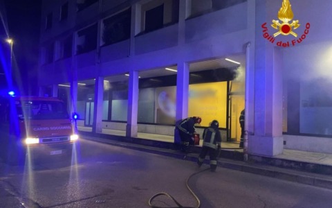 Incendio nella lavanderia self service