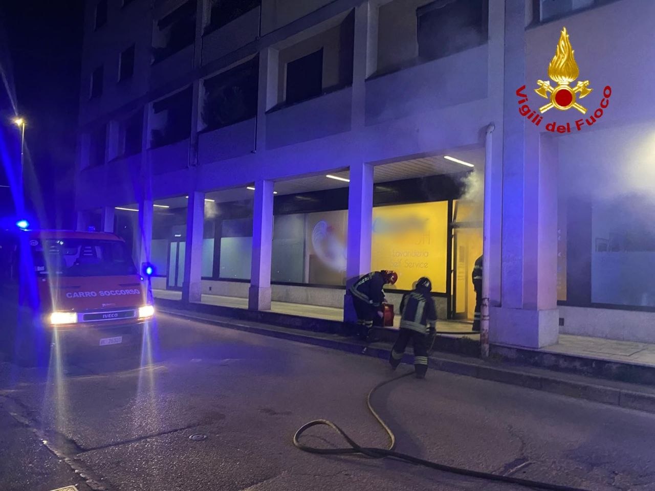 Incendio nella lavanderia self service