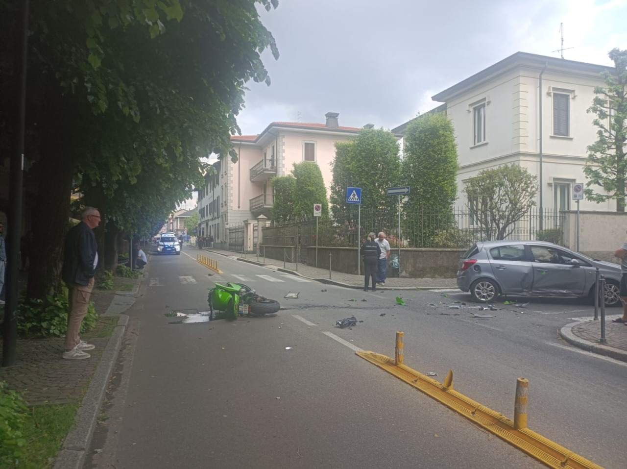 Schianto tra auto e moto, 21enne finisce in ospedale