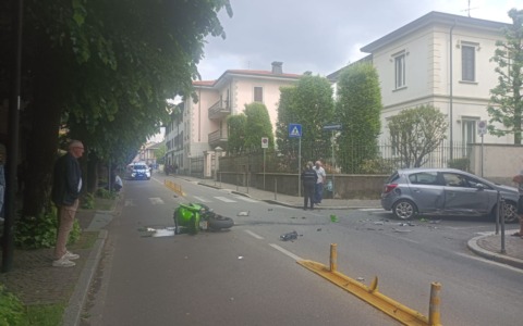 Schianto tra auto e moto, 21enne finisce in ospedale