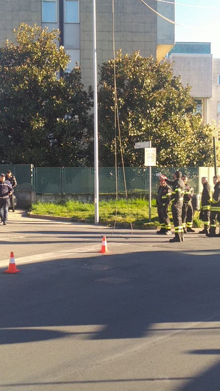 Cavi dell’elettricità spezzati dal vento colpiscono un’auto in transito