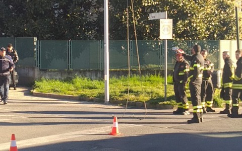 Cavi dell’elettricità spezzati dal vento colpiscono un’auto in transito