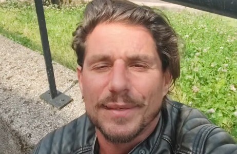 Massacrato con casco e bottiglie: “Almeno sono vivo”