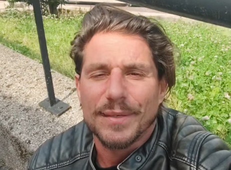 Massacrato con casco e bottiglie: “Almeno sono vivo”