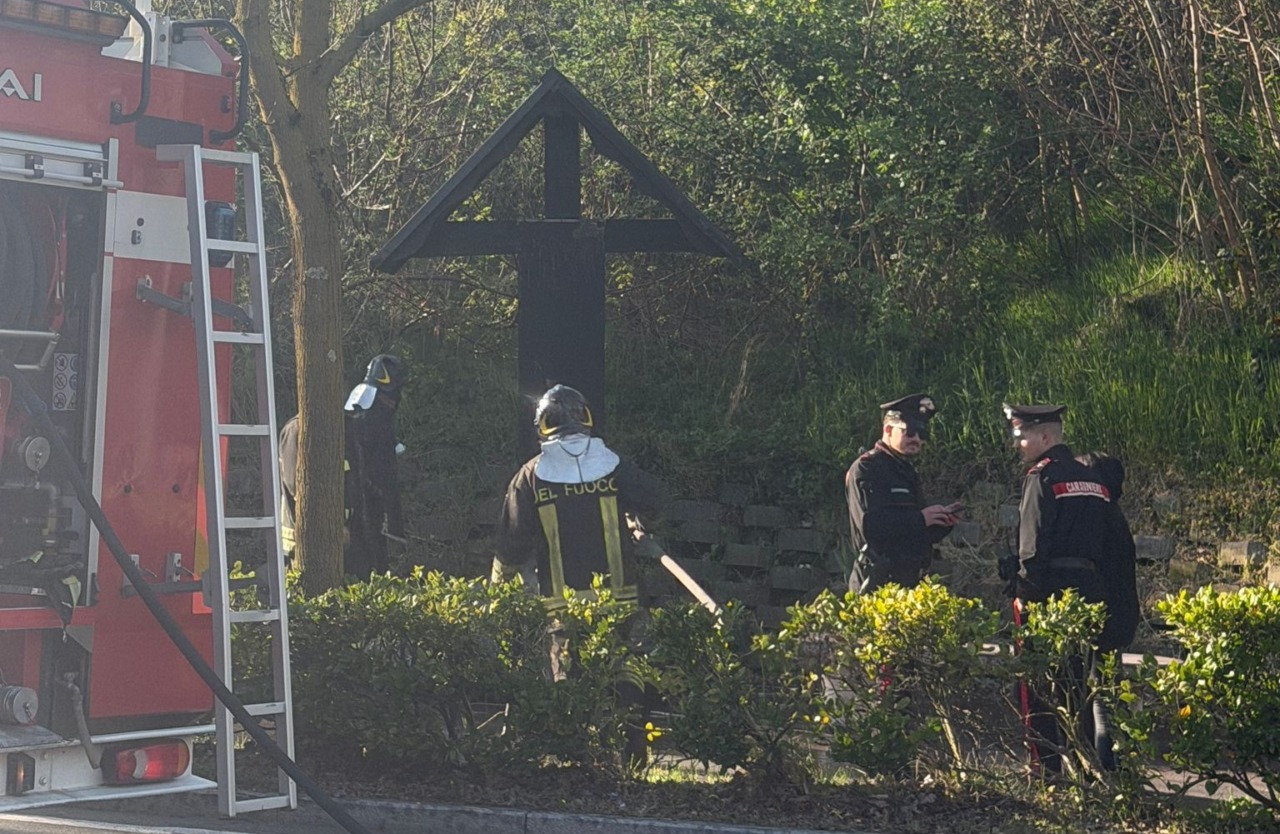 A fuoco il Crocifisso dell’edicola votiva