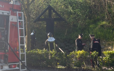 A fuoco il Crocifisso dell’edicola votiva