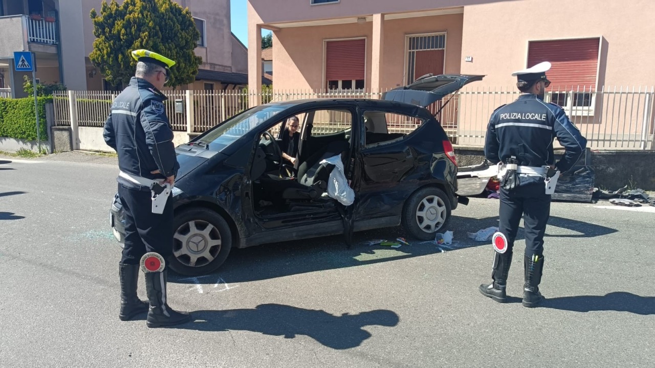 Scontro tra due auto all’incrocio: sette feriti