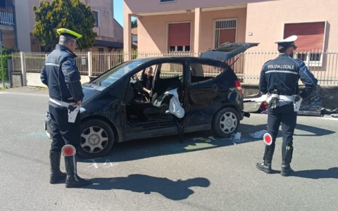Scontro tra due auto all’incrocio: sette feriti