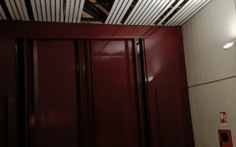 Pallonate contro la chiesa e urina davanti al teatro, esposto a Carabinieri e Polizia Locale