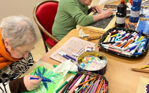 I sogni non vanno in pensione: gli ospiti di Villa Cenacolo diventano artisti