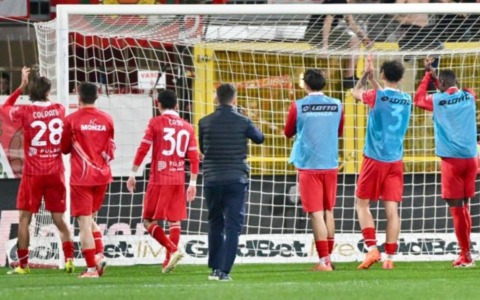 Un Monza spietato zittisce la Samp (e Marassi): 0-3 da urlo e primo posto almeno per una notte