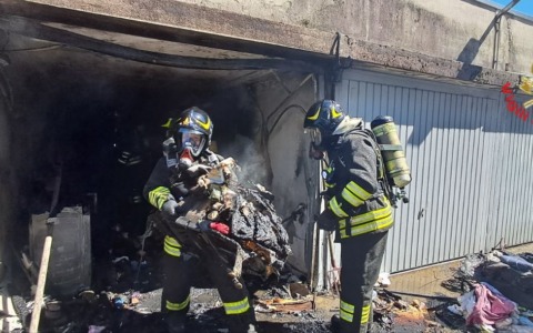 Incendio in un box condominiale, Vigili del fuoco in azione