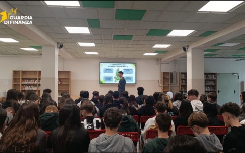 I finanzieri salgono in cattedra per l’educazione alla legalità economica