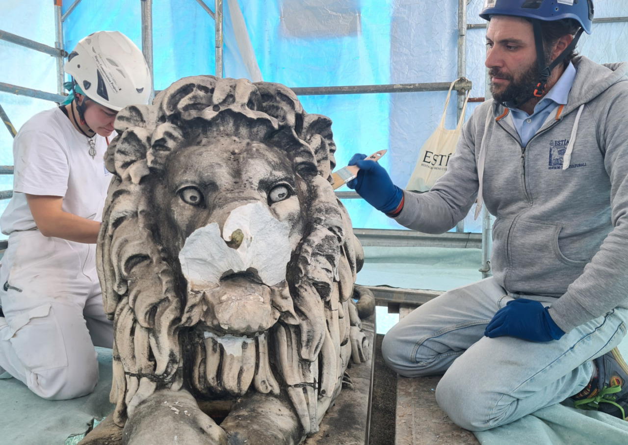 Partiti i lavori di restauro al Ponte dei Leoni dopo i vandalismi