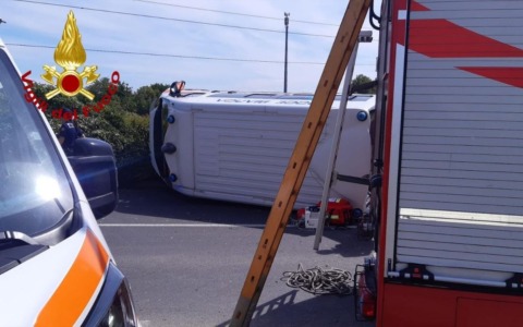 Ambulanza fa un incidente, poi si ribalta