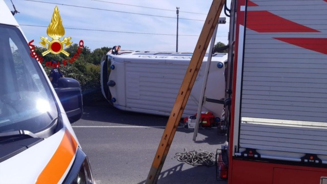 Ambulanza fa un incidente, poi si ribalta