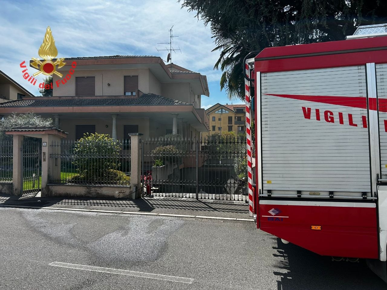 Divampa un incendio nella taverna, arrivano i pompieri